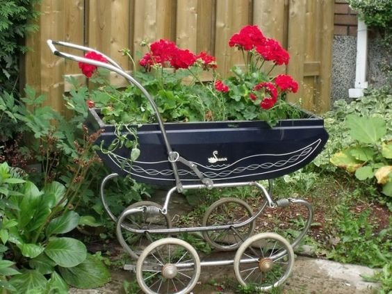 Must find a vintage baby carriage!!!: 
