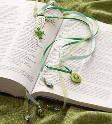 This easy-to-make beaded bookmark includes multiple ribbon strands to mark several places in the same book. If you?re giving a book as a gift, a handmade bookmark makes a great add-on. Instructions here:  http://www.bhg.com/holidays/christmas/crafts/beaded-bookmark-christmas-gift/: 