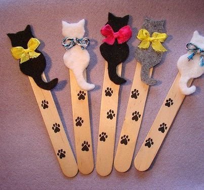 Cute mini-cat bookmarks (foreign language instruction - picture only) - make a paper pattern first. Glue felt cut-outs onto craft stick dotted with paw prints. Tie with twine or mini-ribbon. Easy to convert to doggie pattern. Omit bows and add felt dog collar. Cute idea.: 
