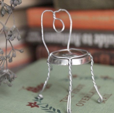 Miniature wire chair made from a champagne cage. #Tutorial: