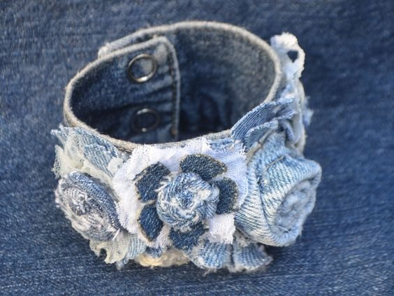 This is a denim jewelry cuff and is one of four projects that will be taught in the 4 week "Joy of Upcycling: Part 2 Denim" online course. Close ups of all projects are on facebook: https://www.facebook.com/media/set/?set=a.640699039285441.1073741843.282989001723115&type=1: 