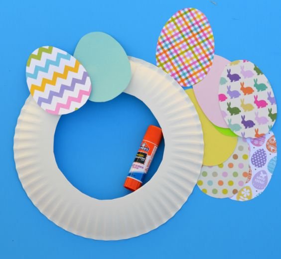 This easy paper Easter wreath is a great craft for kids and adults.: 