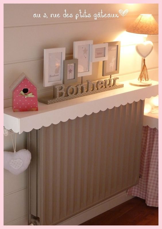 Malheureusement, d’ici quelques semaines le radiateur deviendra notre meilleur ami. Et s’il sait nous séduire avec son aspect fonctionnel (reconnaissons tout de même qu’il nous permet de ne pas nous transformer en glaçons dès que les températures baissent), son aspect physique est quant à lui un peu rebutant. Souvent d’une teinte écrue peu attirante et …: 