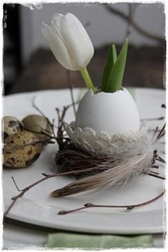 Niedliche Oster Tischdeko mit Eiern und Blumen