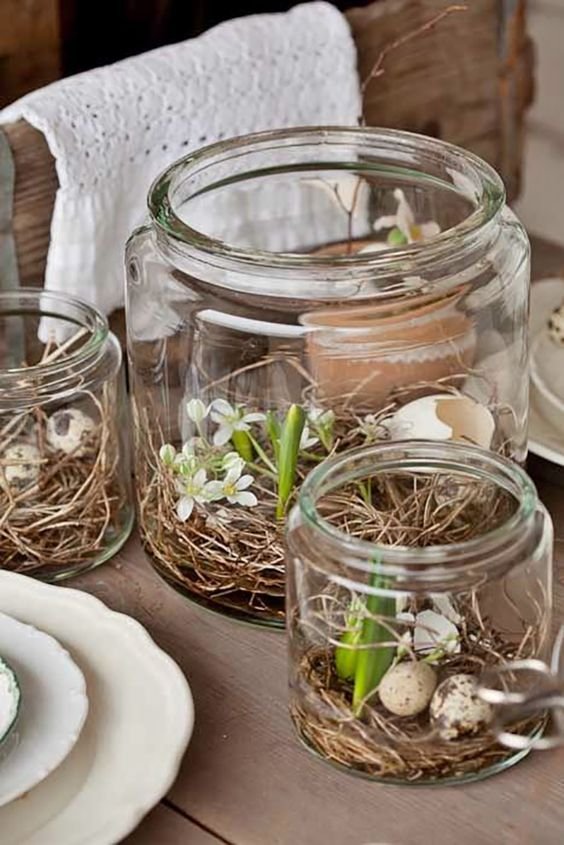 Sieht wunderschön aus: Einfach ein paar Wachteleier, Dekoblüten, Blumenzwiebel (mit nur wenig Erde),Osterstroh...in ein Glas packen. Einfach der Fantasie freien Lauf lassen.