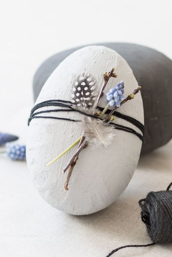 DIY concrete easter eggs. Make your own easter decorations from concrete paint