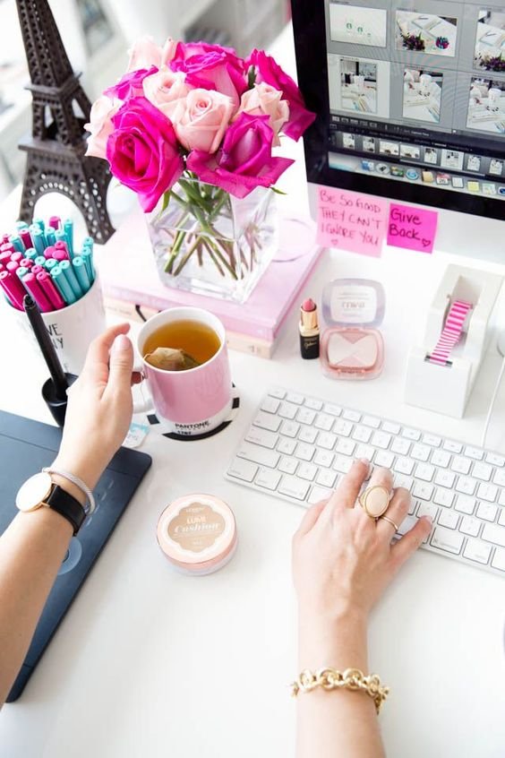 Love the pops of pink // desk